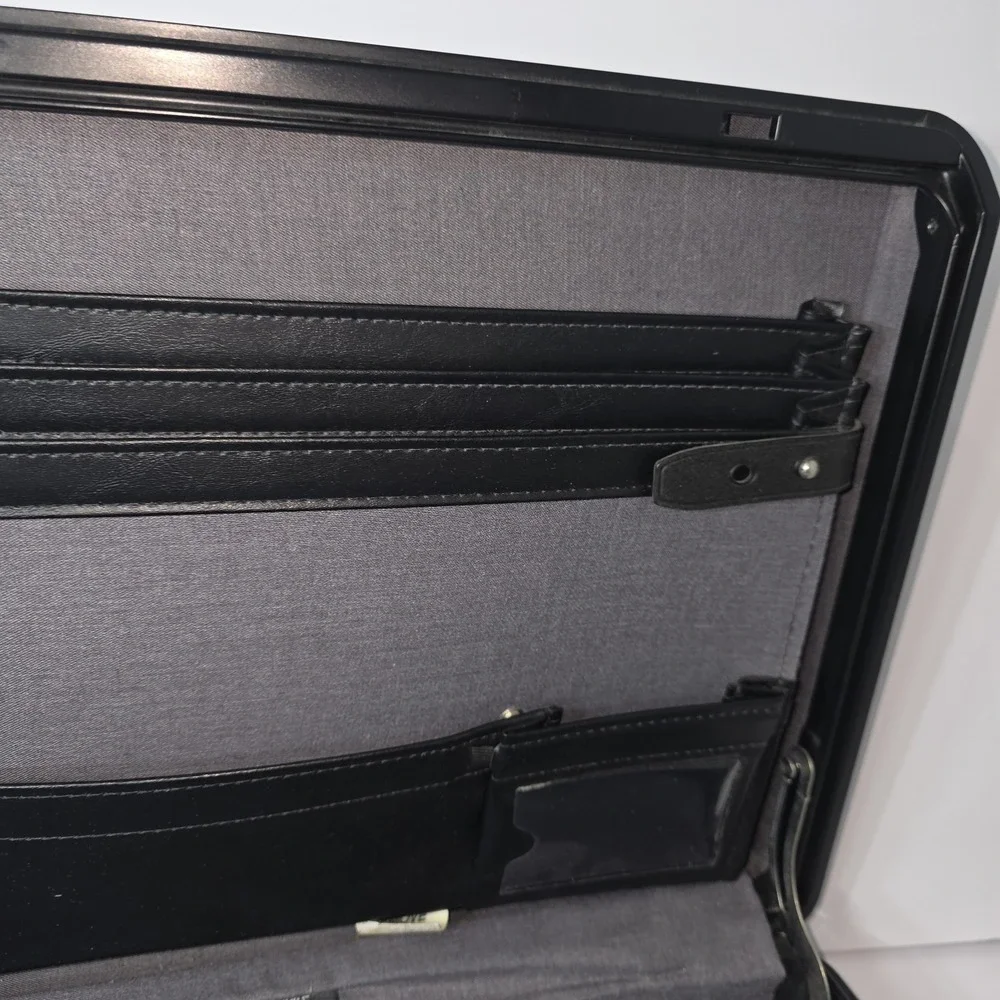 Samsonite Bonded Black Leather Expandable Attache Briefcase Classic Laureate